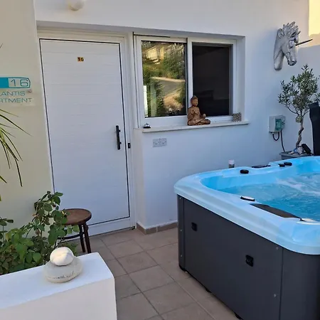 Atlantis Penthouse Apartment With Jacuzzi Plus Pool And Sea Views * Peyia