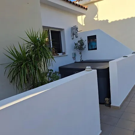 Atlantis Penthouse Apartment With Jacuzzi Plus Pool And Sea Views Peyia