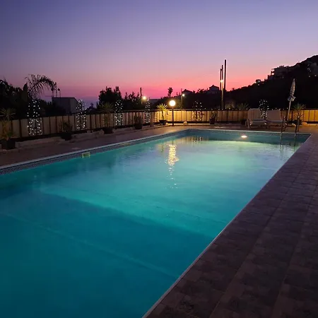 Atlantis Penthouse With Jacuzzi Pool And Sea Views Peyia