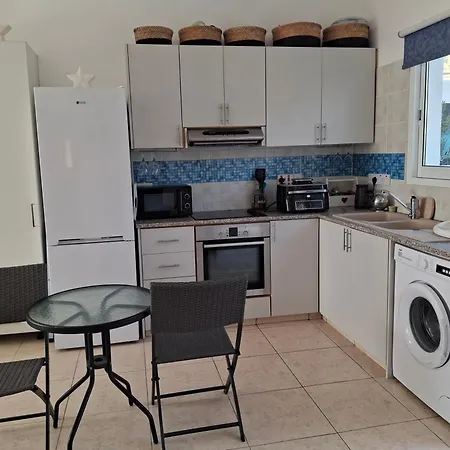 Atlantis Penthouse With Jacuzzi Pool And Sea Views Peyia