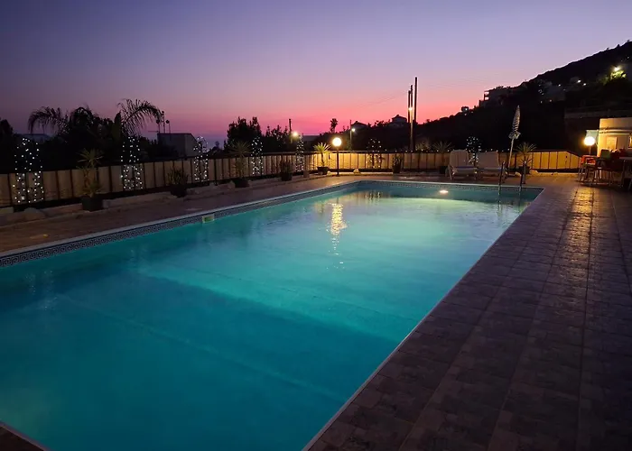 Atlantis Penthouse With Jacuzzi Pool And Sea Views Peyia