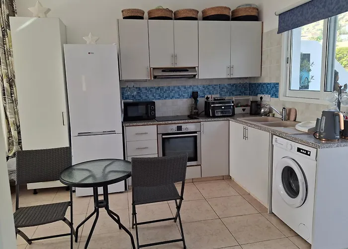 Atlantis Penthouse With Jacuzzi Pool And Sea Views Peyia