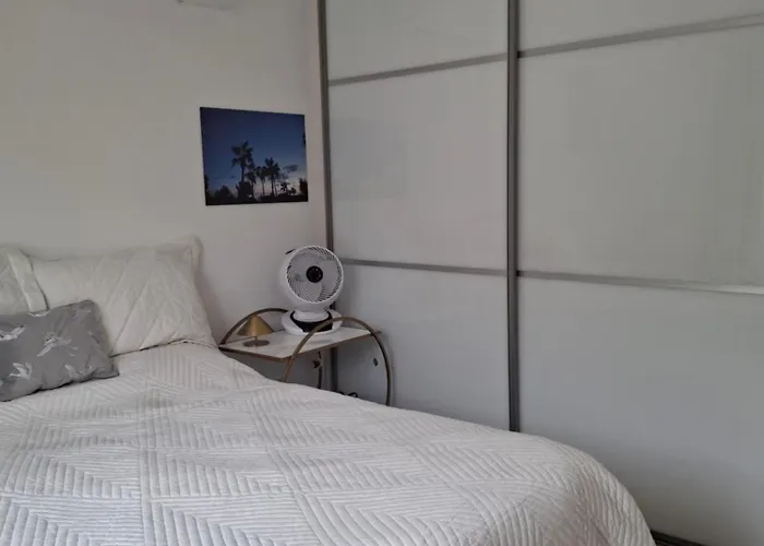 Atlantis Penthouse With Jacuzzi Pool And Sea Views Peyia