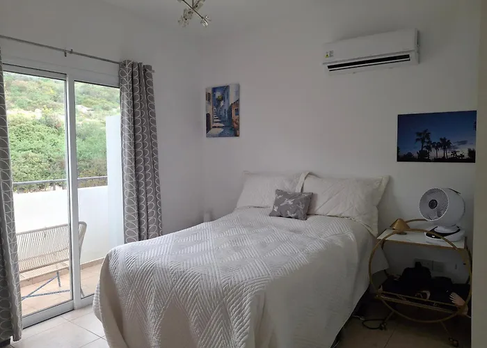 Atlantis Penthouse With Jacuzzi Pool And Sea Views Appartement Peyia